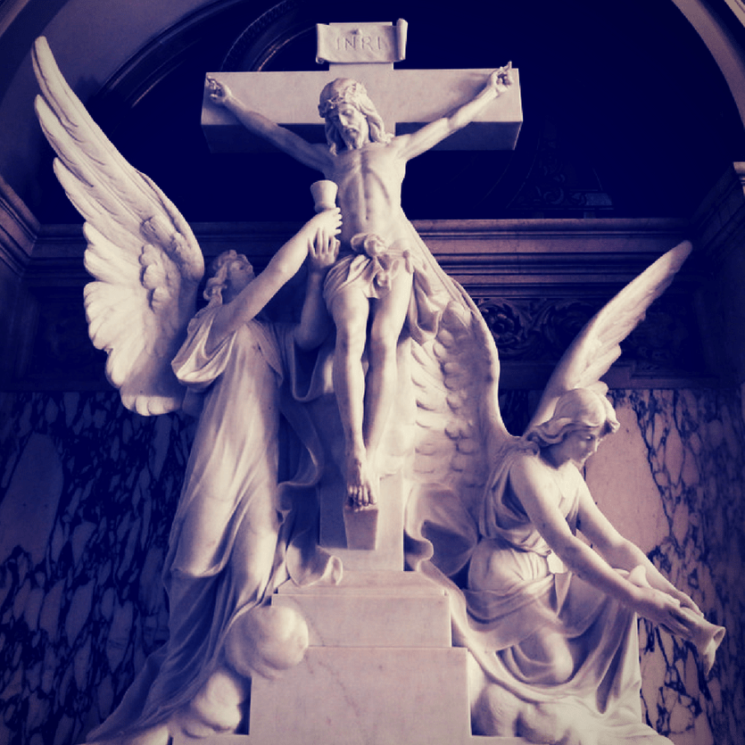 anjos ao redor da cruz de cristo