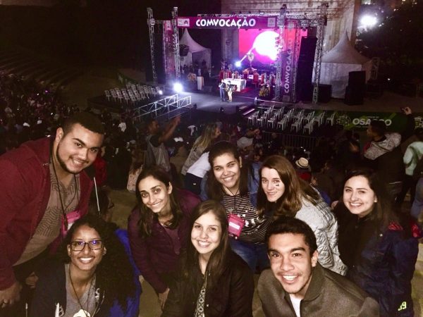 jovens na frente do palco