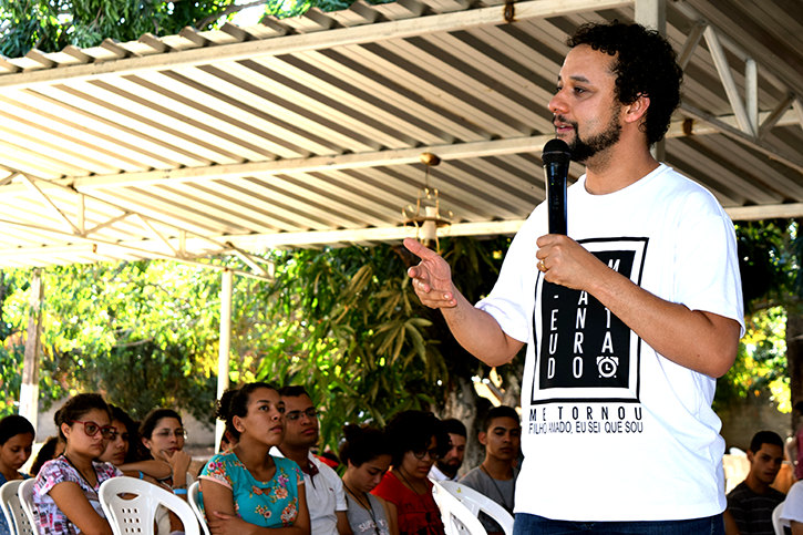 Rafael prega para os jovens