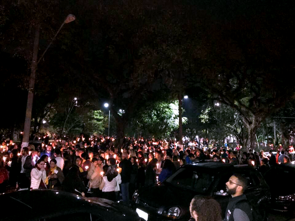 pessoas segurando velas