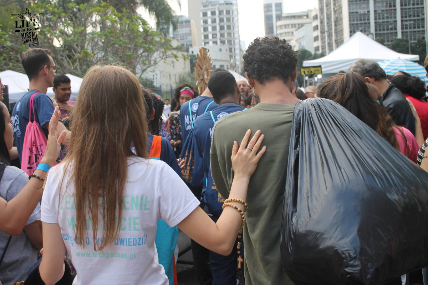 missionária ora por morador de rua.