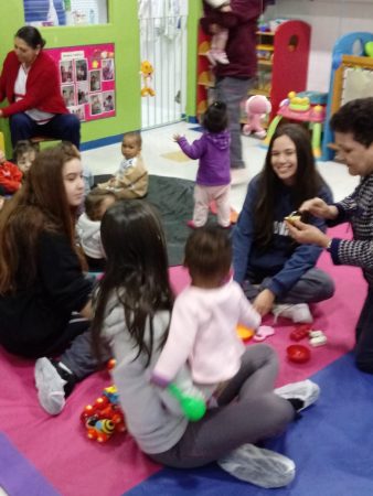 Alunas interagem com crianças da Creche