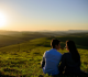 casal contempla as montanhas