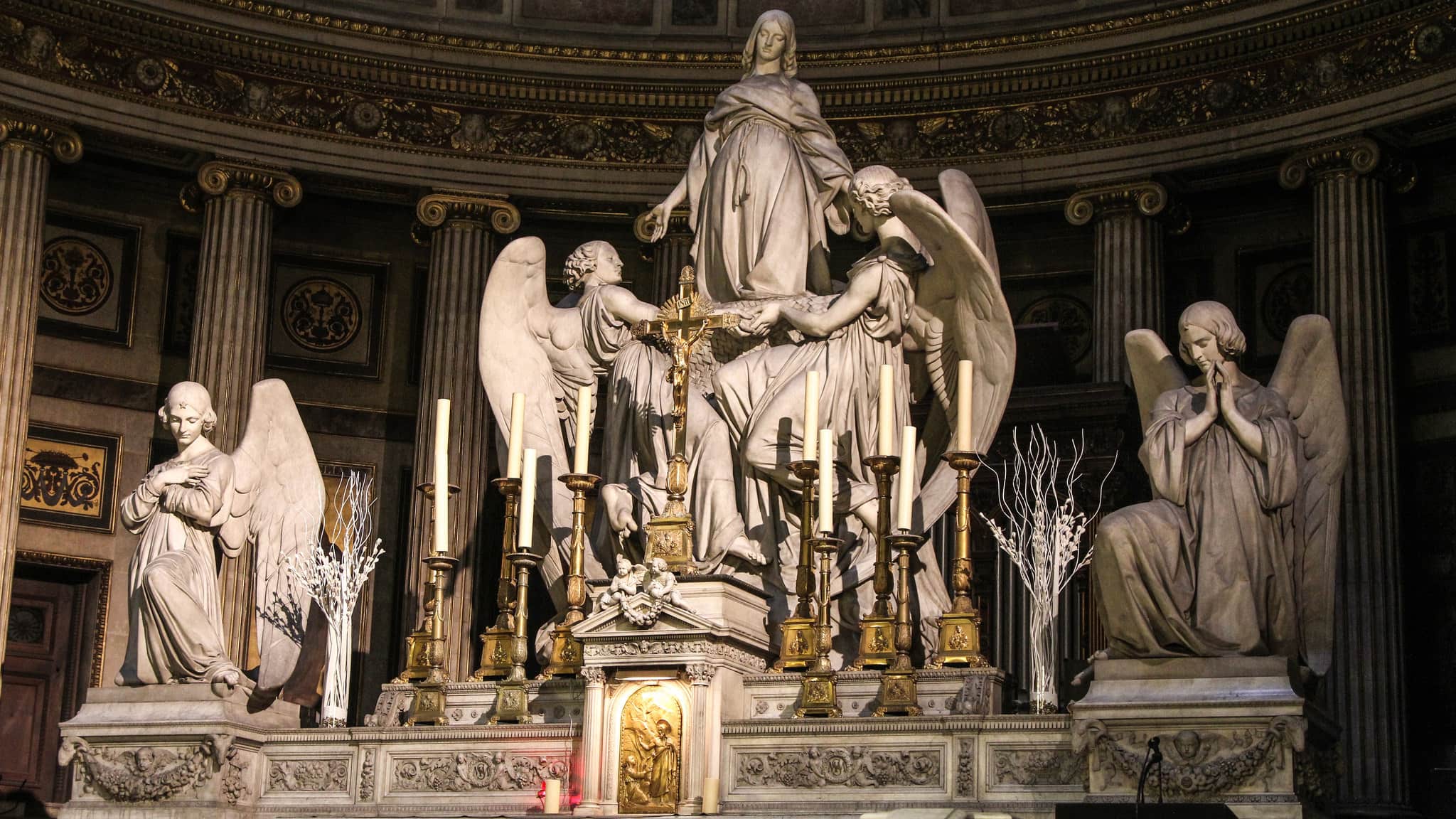 Detalhe de escultura no altar-min