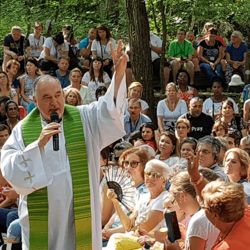 Padre Antonello fala a peregrinos