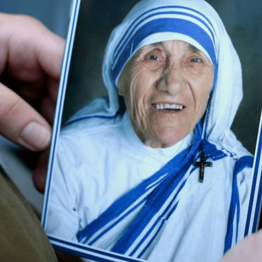 Pessoa segura foto de Madre Teresa