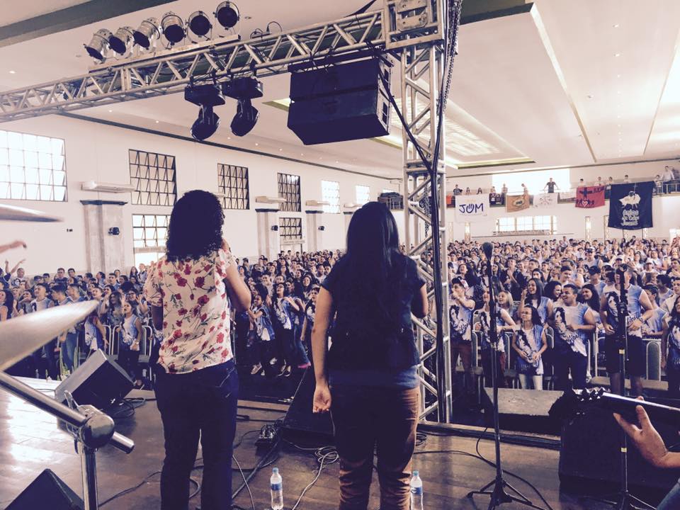 ministério canta para centenas de pessoas