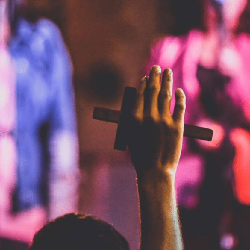 mão erguida com a cruz
