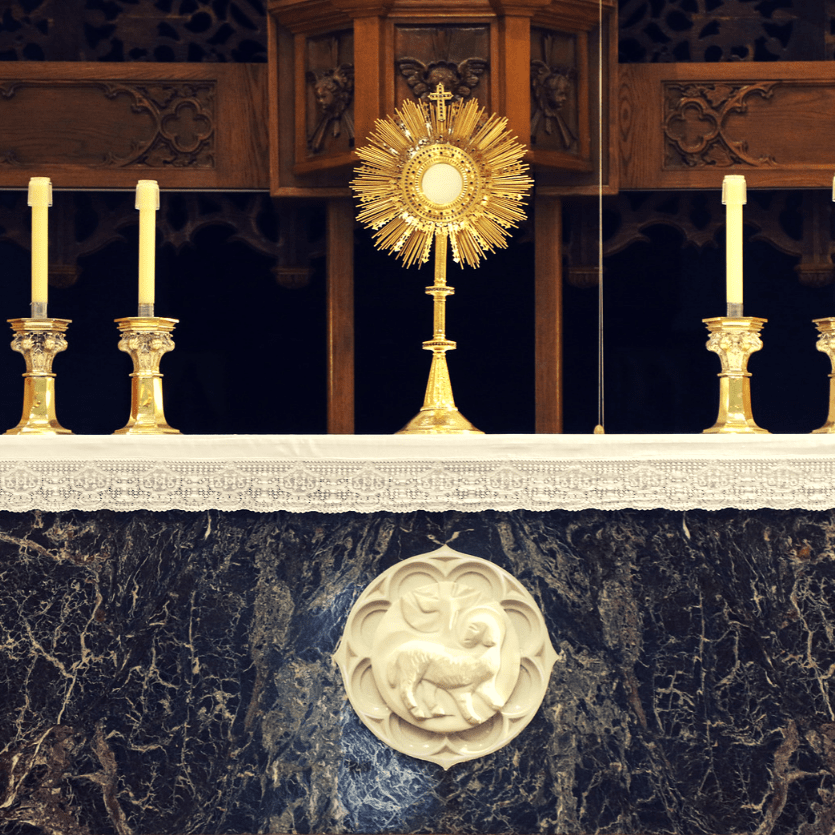Ostensório sobre o altar