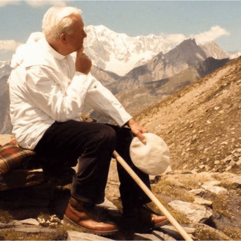 São João Paulo II contempla as montanhas