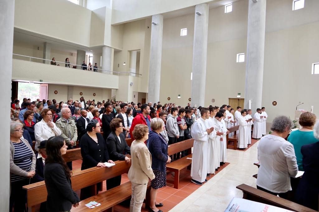 Assembleia composta de paroquianos e amigos dos seminaristas