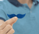 homem segura um bigode de papel azul