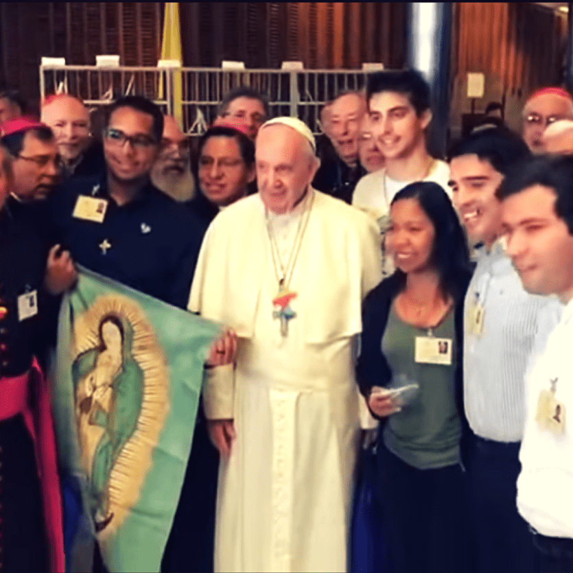 Jovens latino-americanos-com o Papa Francisco