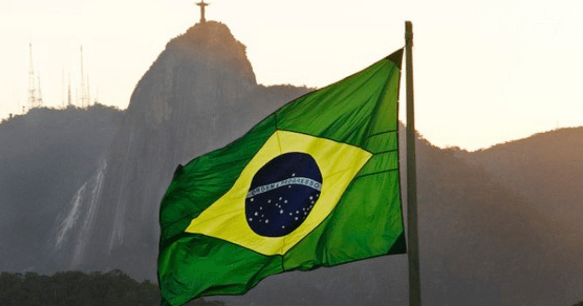 Bandeira do Brasil ao fundo o Corcovado