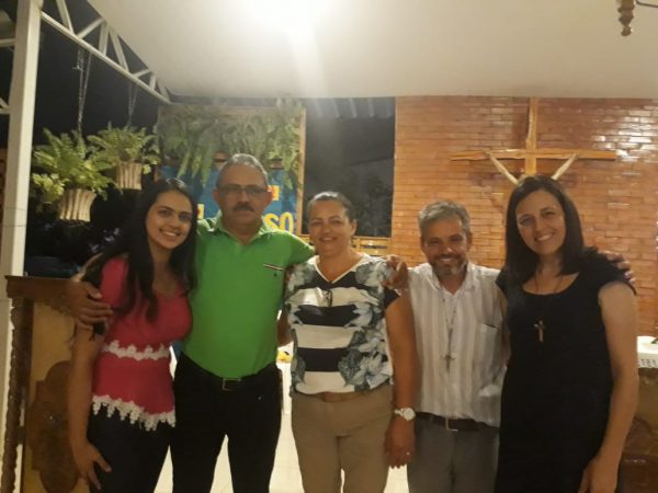 Keyliane, seus pais e o casal Vivian e Ângelo.