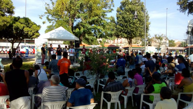 população de rua reunida em praça da cidade