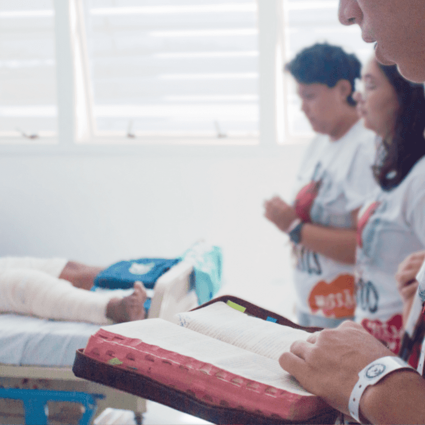 Missionário com a Bíblia no hospital