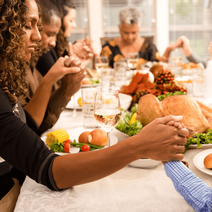 família reunida num jantar de ação de graças