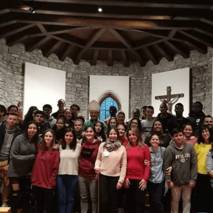 Bispo com jovens que participaram do encontro Thalita Kum