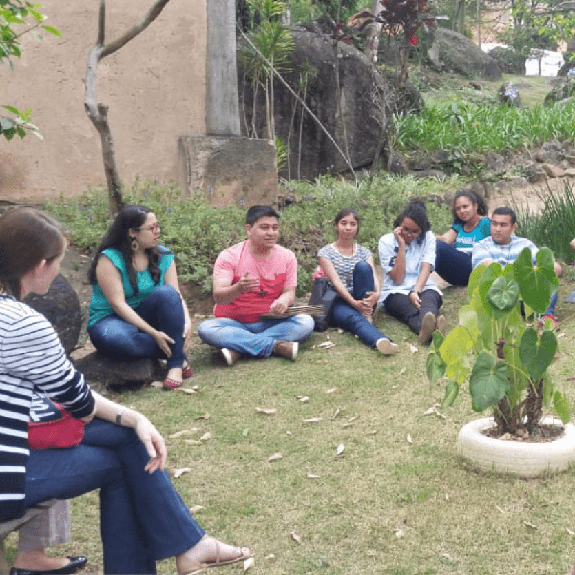 Jovens partilham na grama