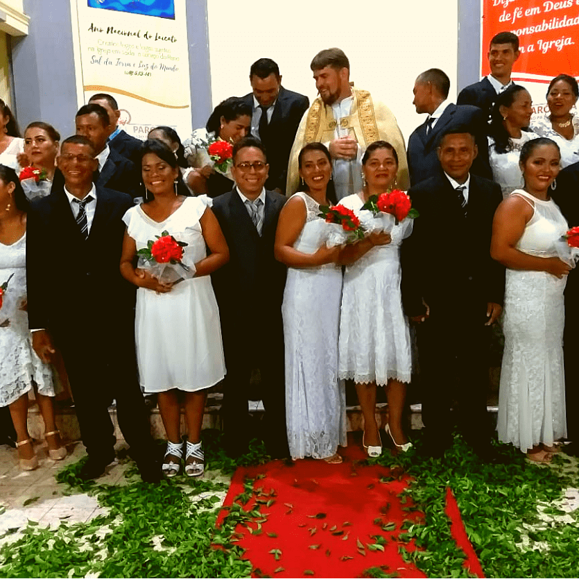 recém-casados tiram foto no altar