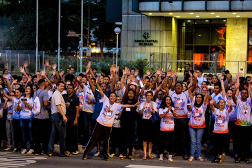 Jovens cantam na Avenida Paulista.