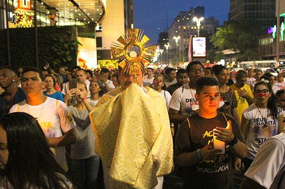 Padre Leandro com o Santísimo Sacramento na Av. Paulista.