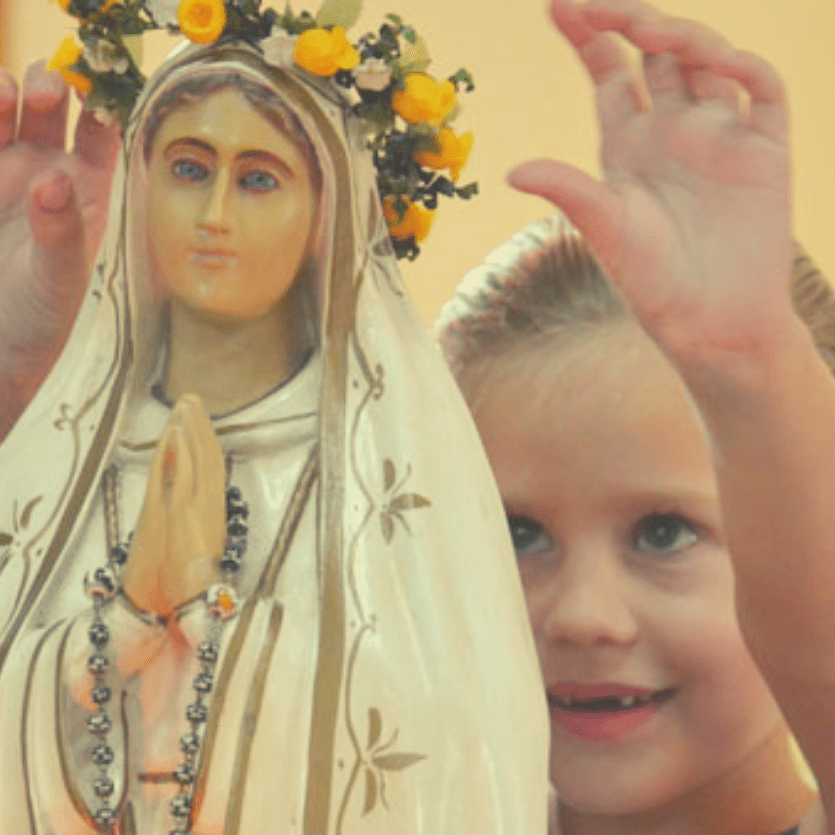 Criança loira coroa imagem de Nossa Senhora