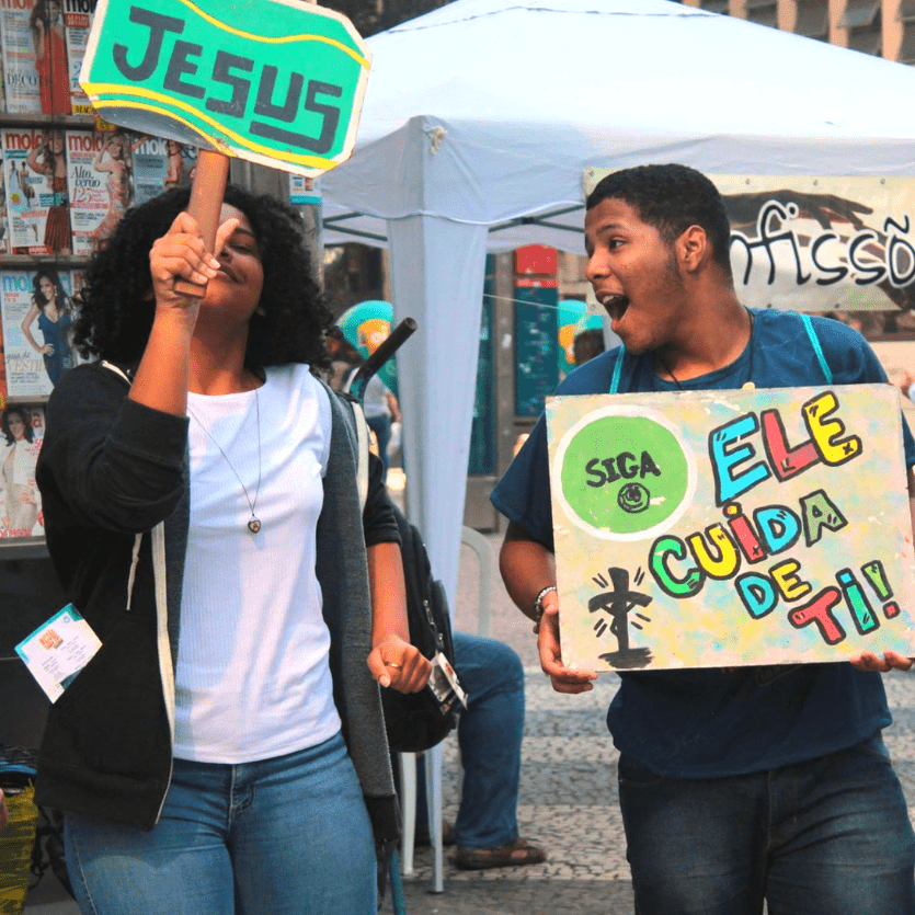 Jovens seguram placas com mensagens