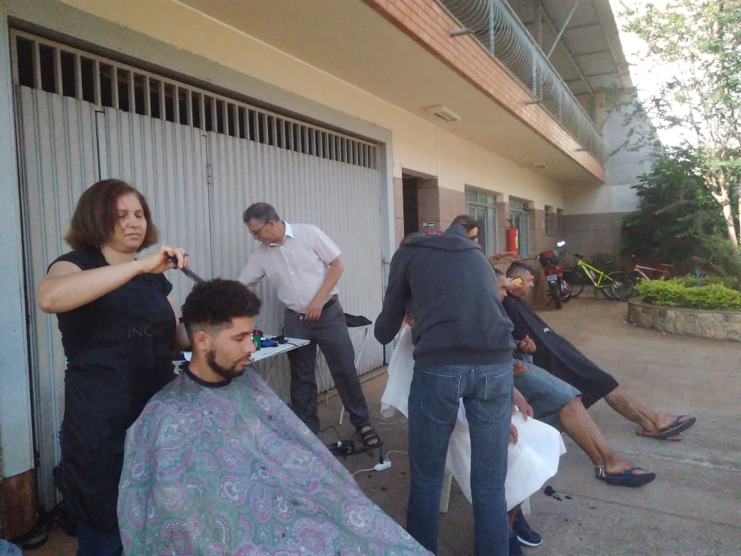 Voluntários cortam cabelo da população de rua