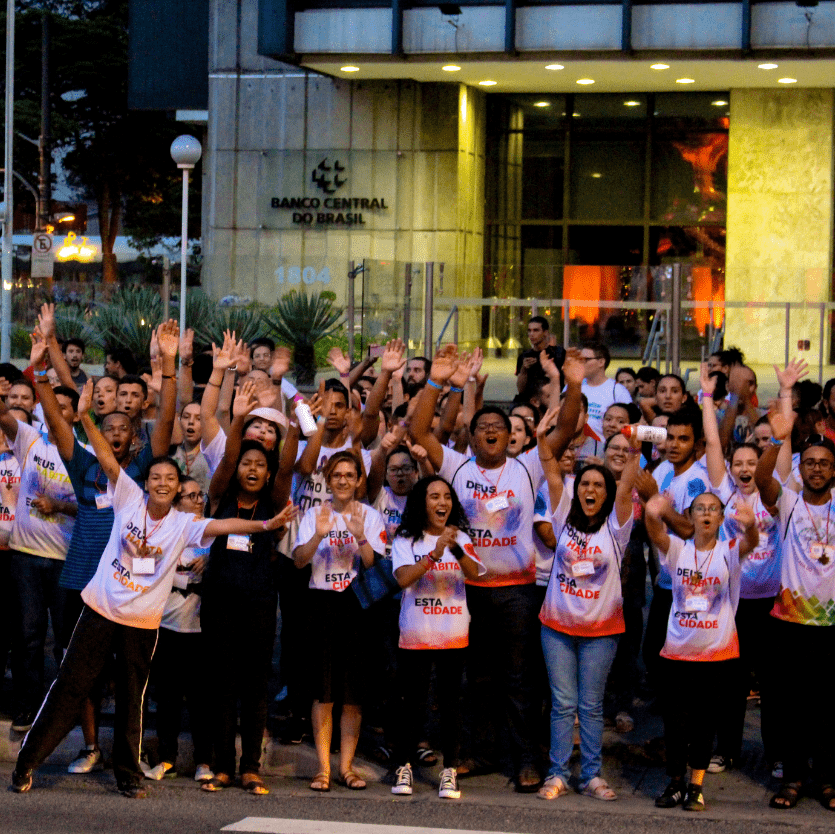 Jovens cantam na Avenida Paulista