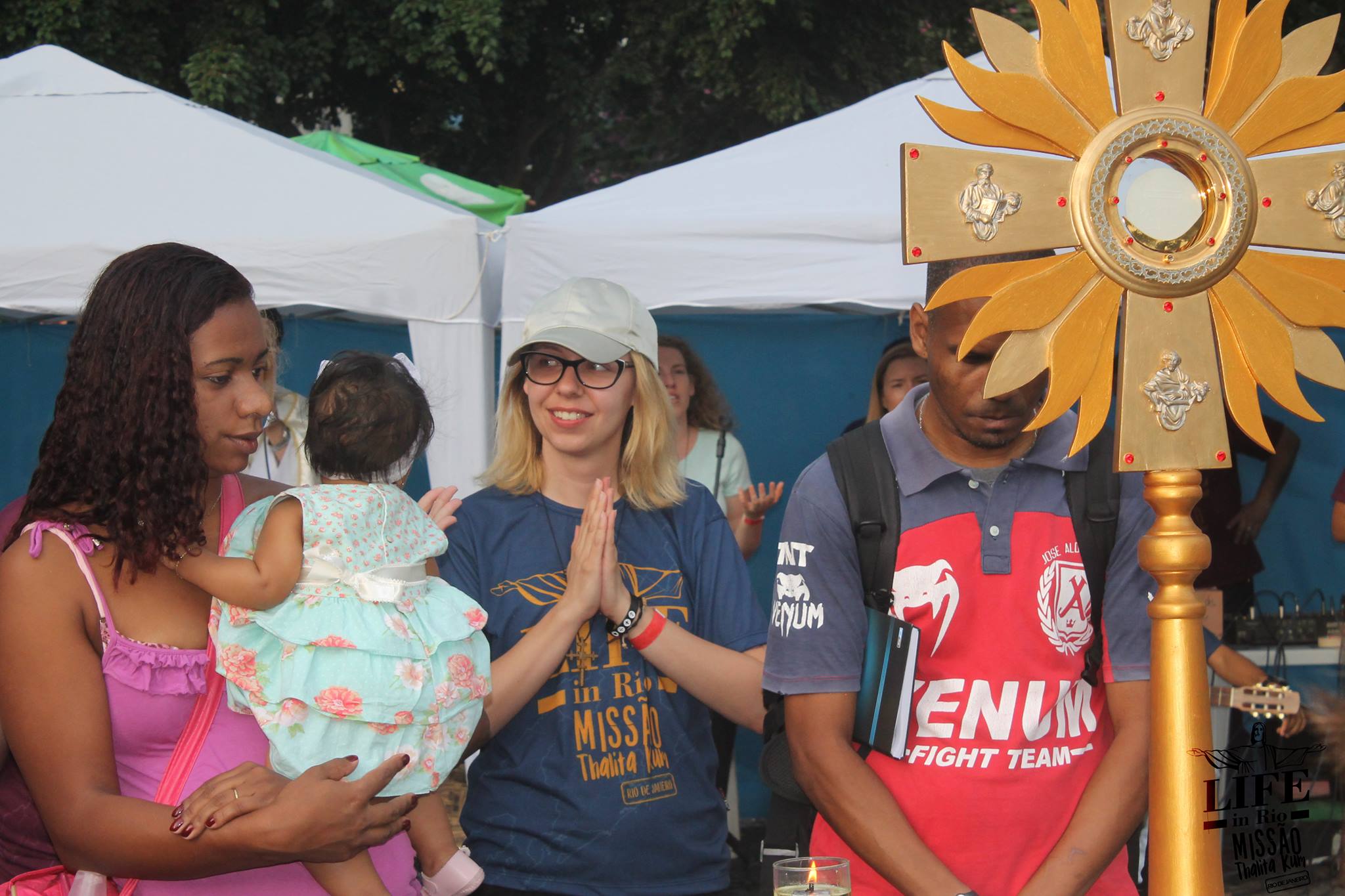 Mulher reza diante do Santíssiomo exposto no Largo da Carioca, Rio de Janeiro