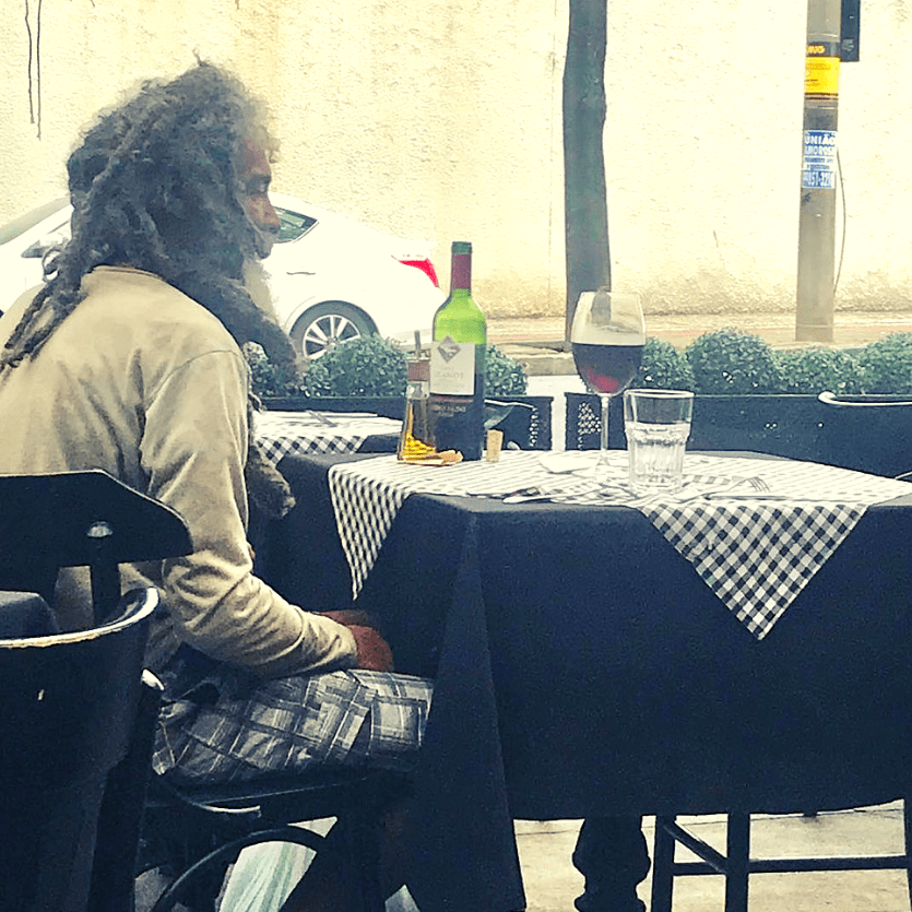 homem em situação de rua almoça no Benvindo