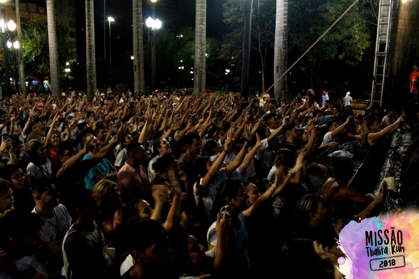 plateia canta ao som das canções Acordi