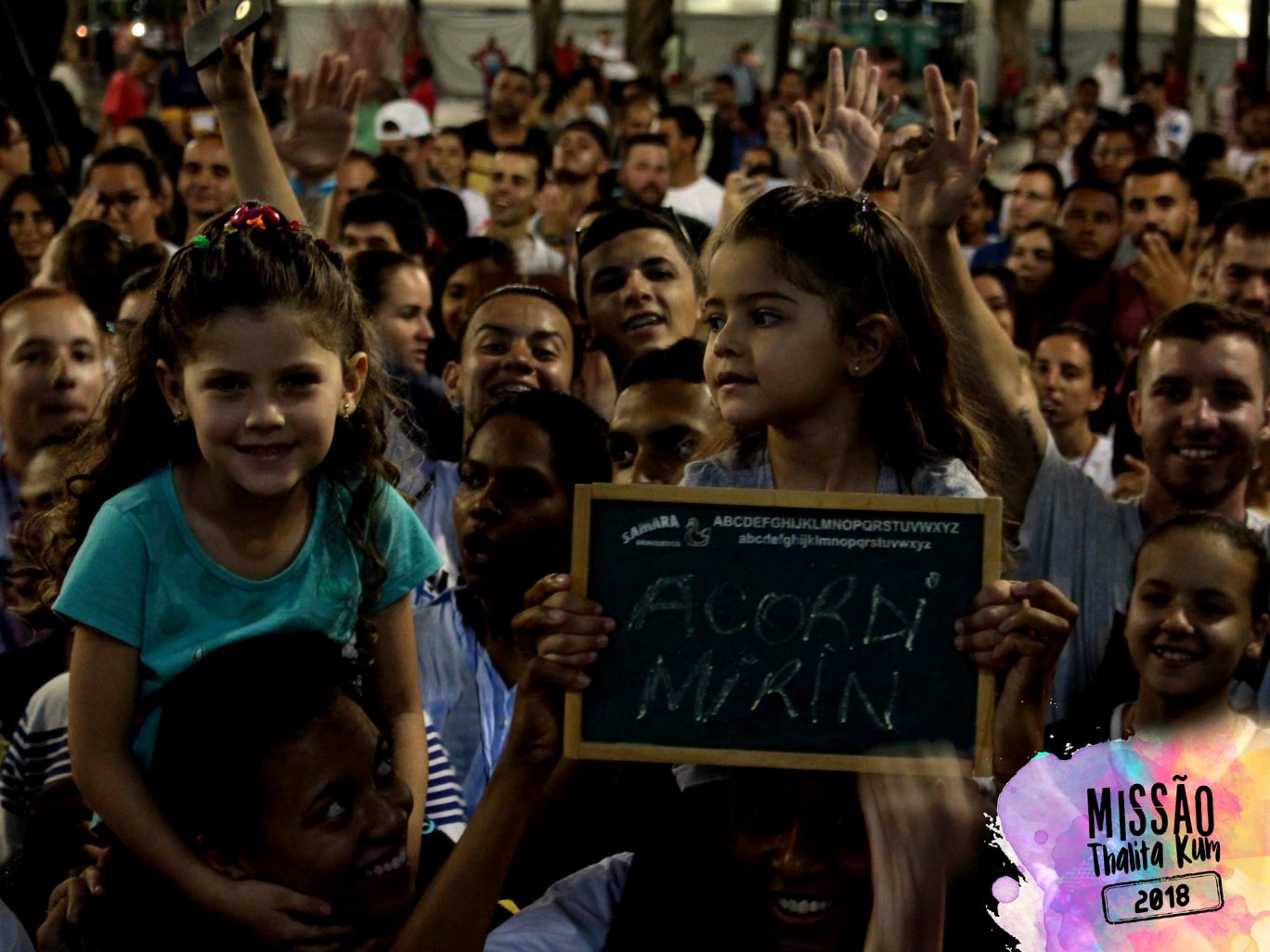 Duas crianças assistem ao show do Acordi