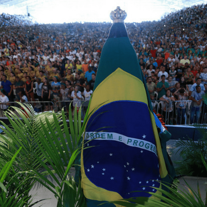 Imagem de Nossa Senhora com a bandeira do Brasil