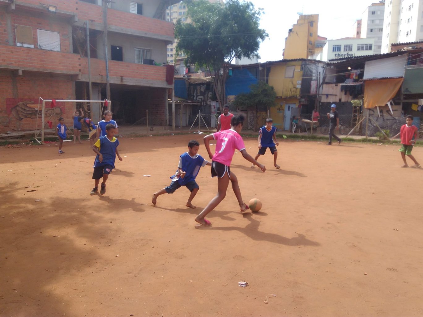 Crianças jogam futebol no campinho