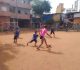Crianças jogam futebol no campinho