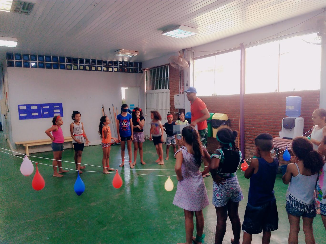 Crianças participam de gincana do balão de água