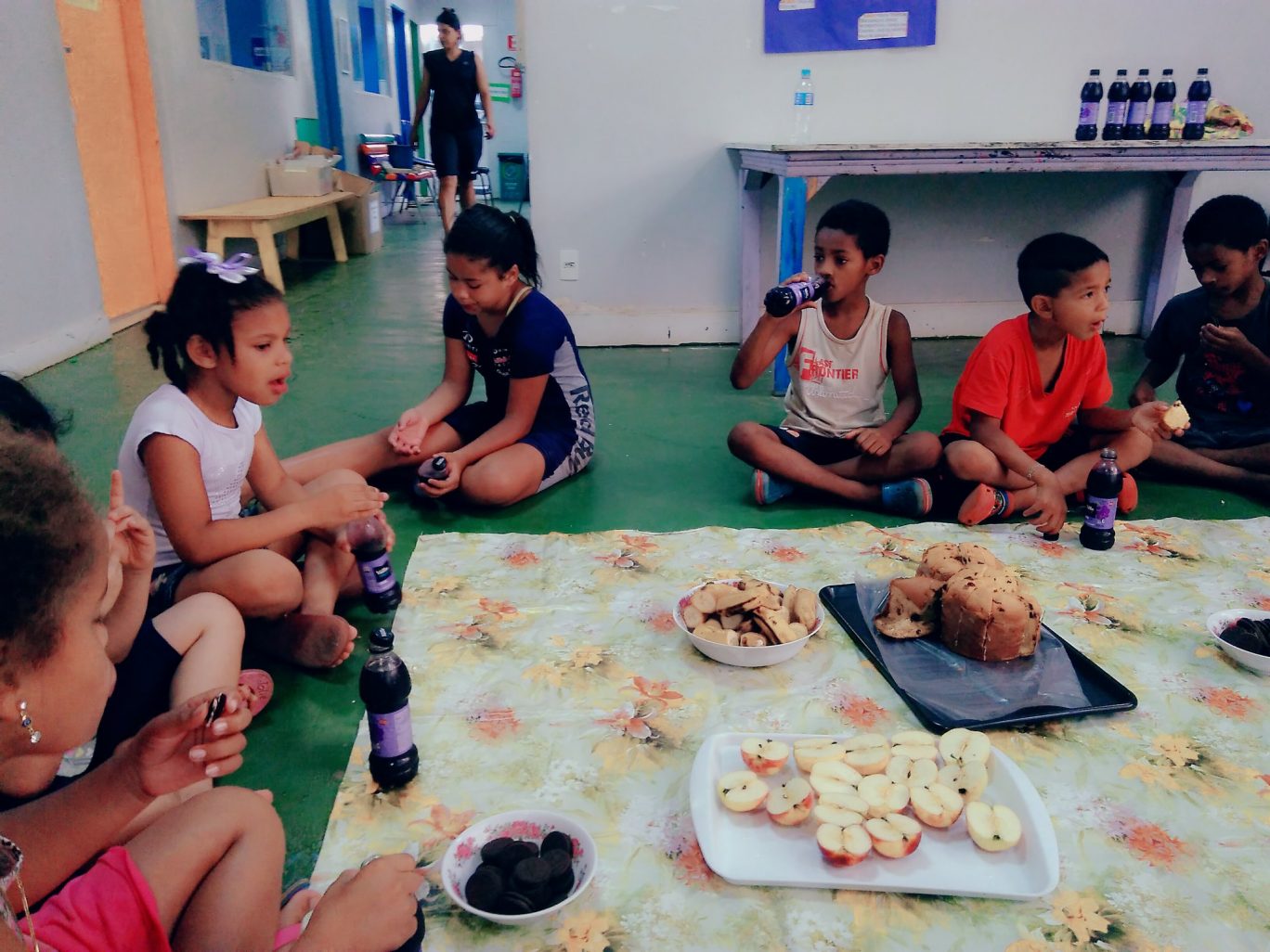 Crianças comem o lanche oferecido pelo Oratário