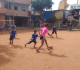 Crianças jogam futebol no Moinho