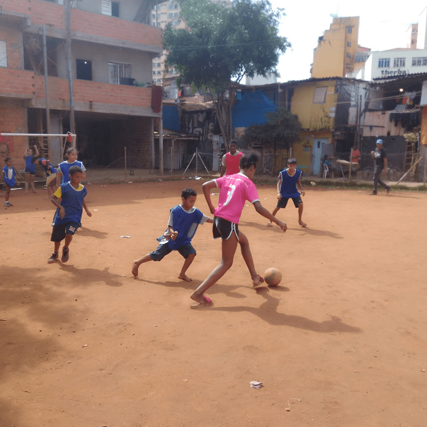 Crianças jogam futebol no Moinho