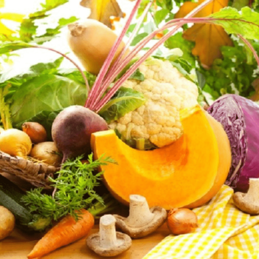 Mesa repleta de legumes e hortaliças