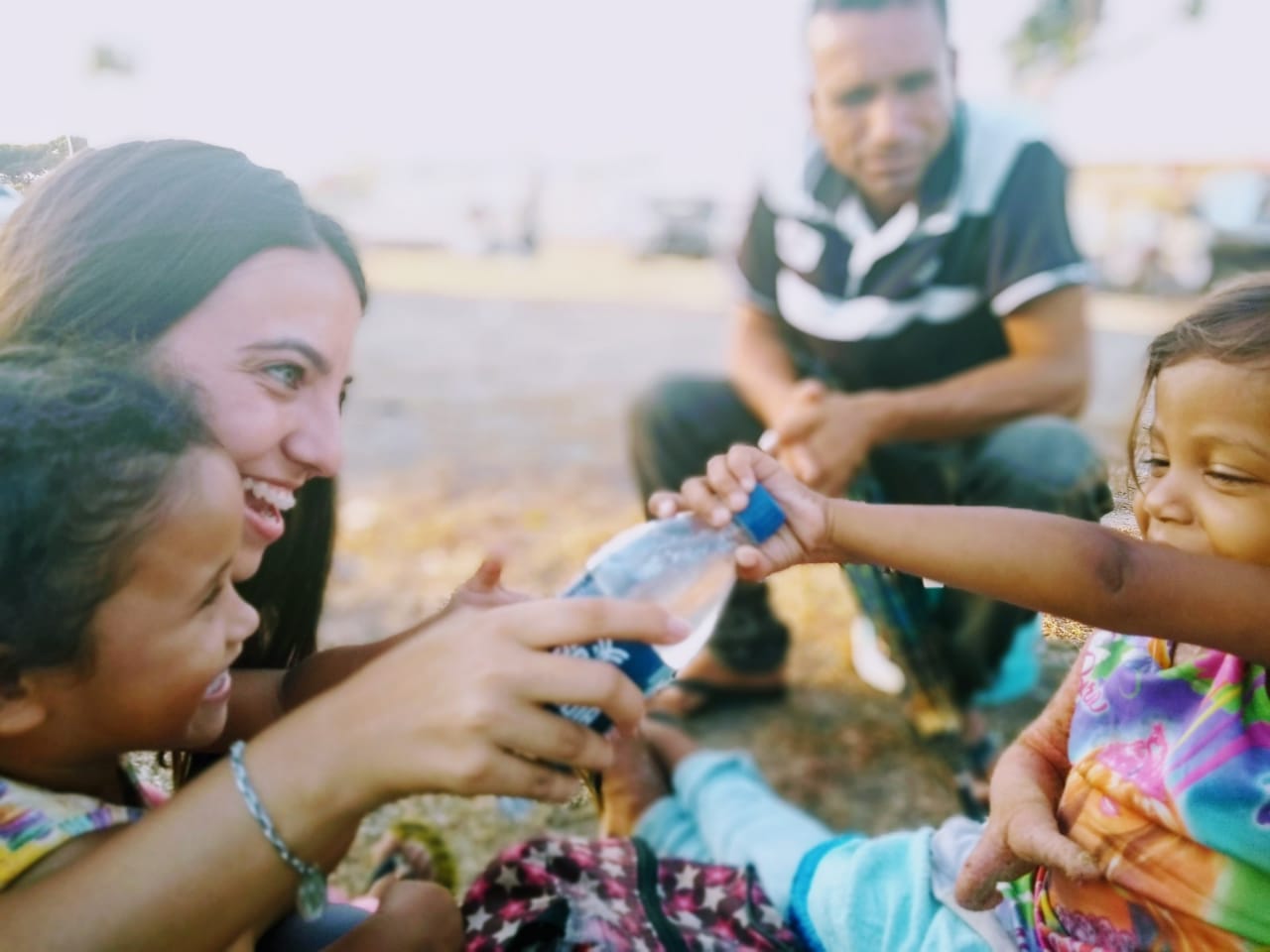 Missionária brinca com crianças venezuelanas