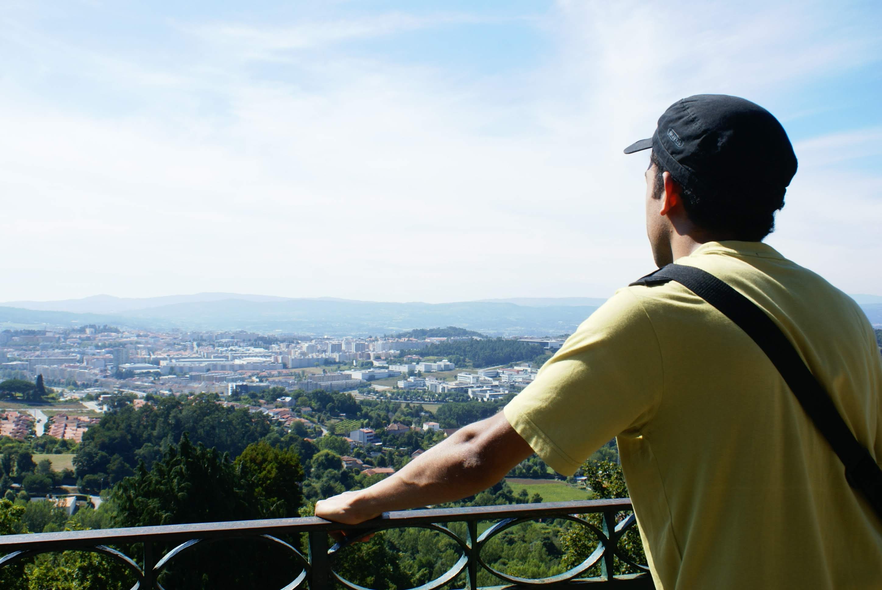 Jovem olha para o horizonte