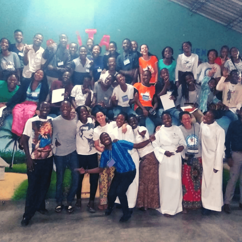 Jovens e equipe de trabalho do TK em Maputo