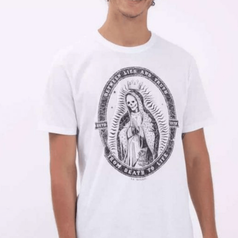 Camiseta com estampa de Nossa Senhora com aspecto cadavérico
