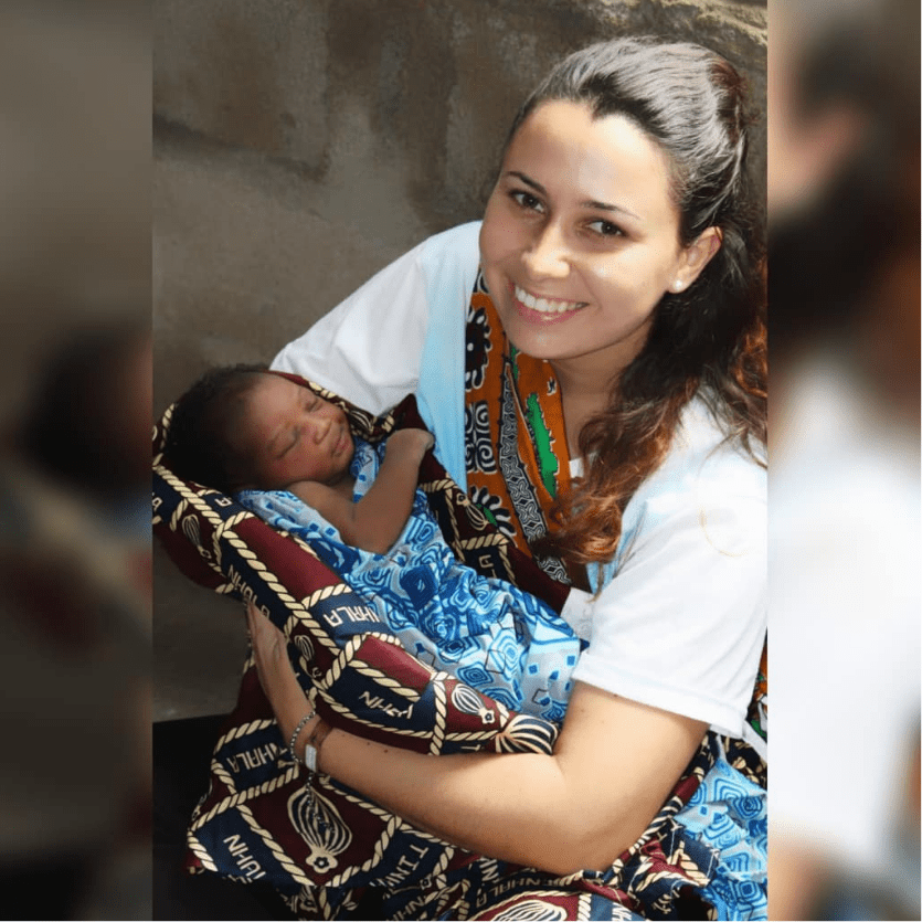 A missionária Rosana com a bebê que recebeu o seu nome