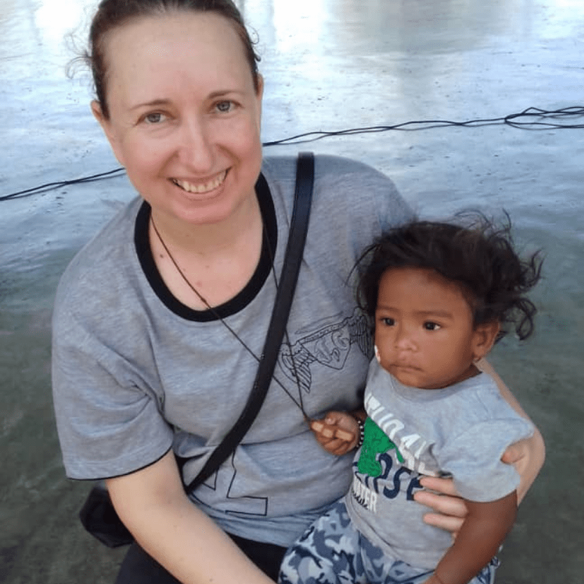 Missionária com criança no colo