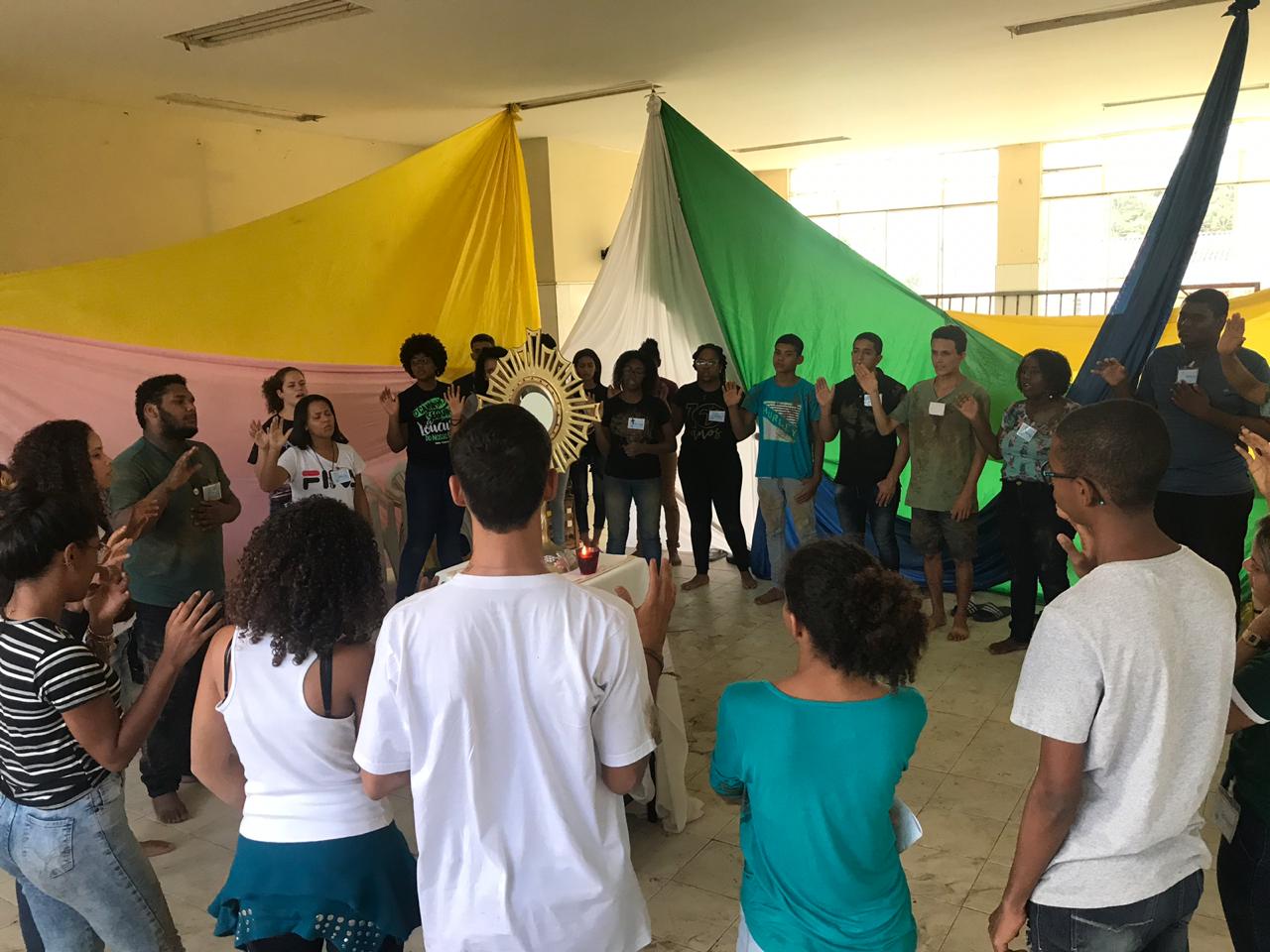 Jovens participam de momento de adoração em Senador Camará